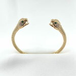 Jonc Dan: Jonc ouvert et écaillé doté de deux têtes de serpent sertis de zirconiums blancs et de zirconiums verts au niveau des yeux. En plaqué or 18 carats
