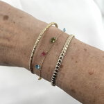 Bracelet Tom: bracelet composé dune chaine fine et de sept petits zirconiums colorés en forme de goutte.  En plaqué or 3 microns 18 carats.