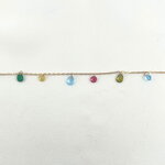 Bracelet Tom: bracelet composé dune chaine fine et de sept petits zirconiums colorés en forme de goutte.  En plaqué or 3 microns 18 carats.