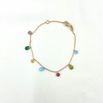 Bracelet Tom: bracelet composé d'une chaine fine et de sept petits zirconiums colorés en forme de goutte.  En plaqué or 3 microns 18 carats.