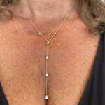 Collier Hillel: Collier en Y orné de zircomiums blancs de formes différentes. En plaqué or 3 microns 18 carats