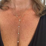 Collier Hillel: Collier en Y orné de zircomiums blancs de formes différentes. En plaqué or 3 microns 18 carats