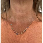 Collier Tom: collier composé dune chaine fine et de sept petits zirconiums colorés en forme de goutte.  En plaqué or 3 microns 18 carats.