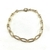 Leo: Bracelet composé de petits maillons rectangulaires et striés en plaqué or 3 microns.
