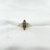 Imani: Bague sertie d'une pierre verte en jaspe dalmatien et de deux oxydes de zirconium fuchsia. En plaqué or 3 microns