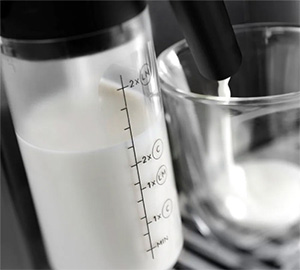 4-DELONGHI-magnifica-evo-latte-noir-carafe.jpg.pagespeed.ce.-qpYOwBqel