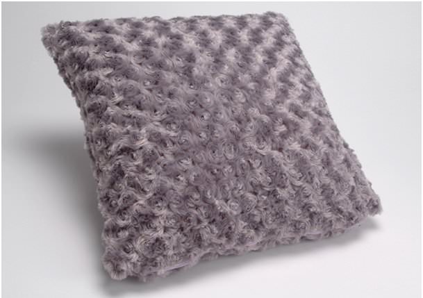 coussin_fourrure_lilas-z