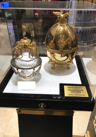 Vodka collection Imperial dans carafe oeuf fabergé doré