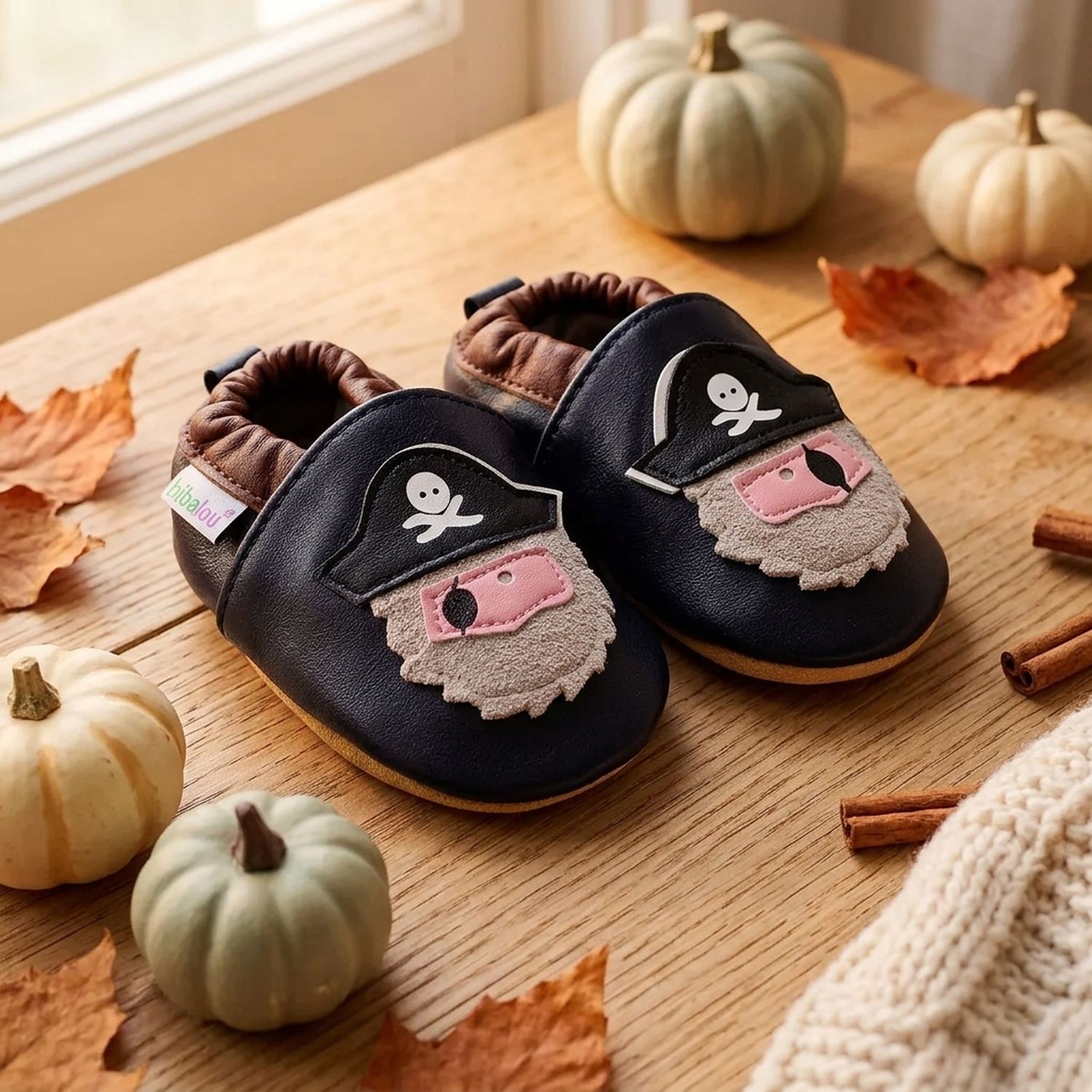 chaussons-bebe-cuir-souple-barbe-grise-le-pirate-mise-en-scene-halloween-3