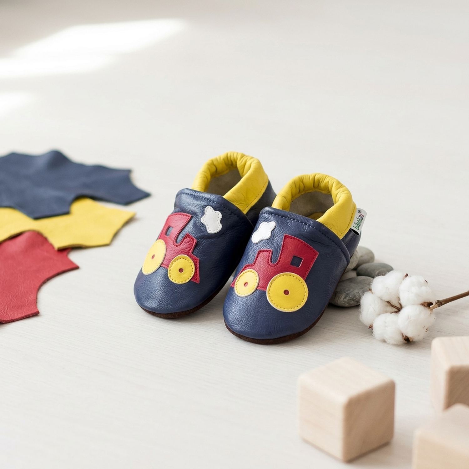 chaussons-bebe-cuir-souple-tchoutchou-le-petit-train-mise-en-scene-atelier-5