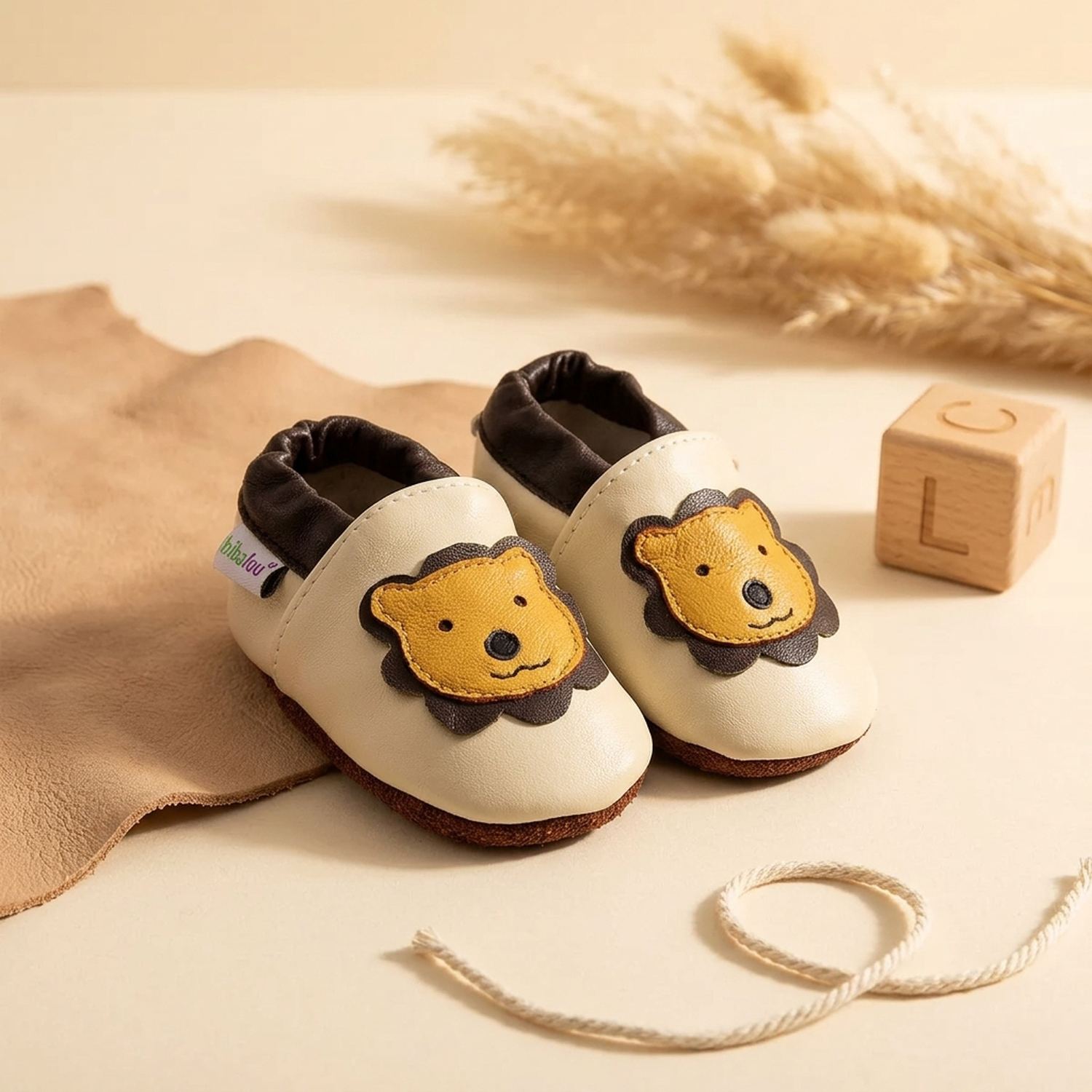 chaussons-bebe-cuir-souple-leon-le-lion-beige-mise-en-scene-atelier-3