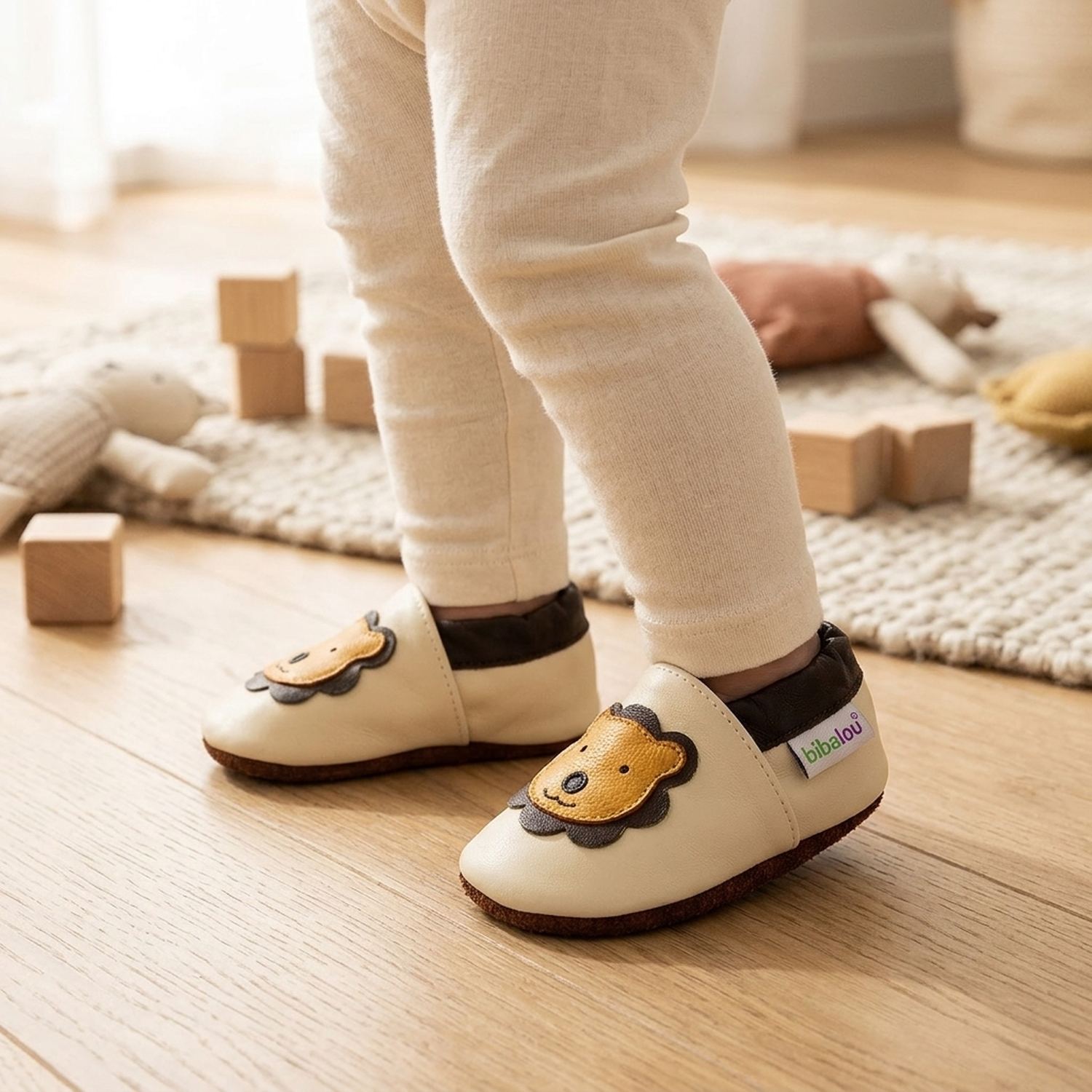 chaussons-bebe-cuir-souple-leon-le-lion-beige-portee-bebe-entier-2