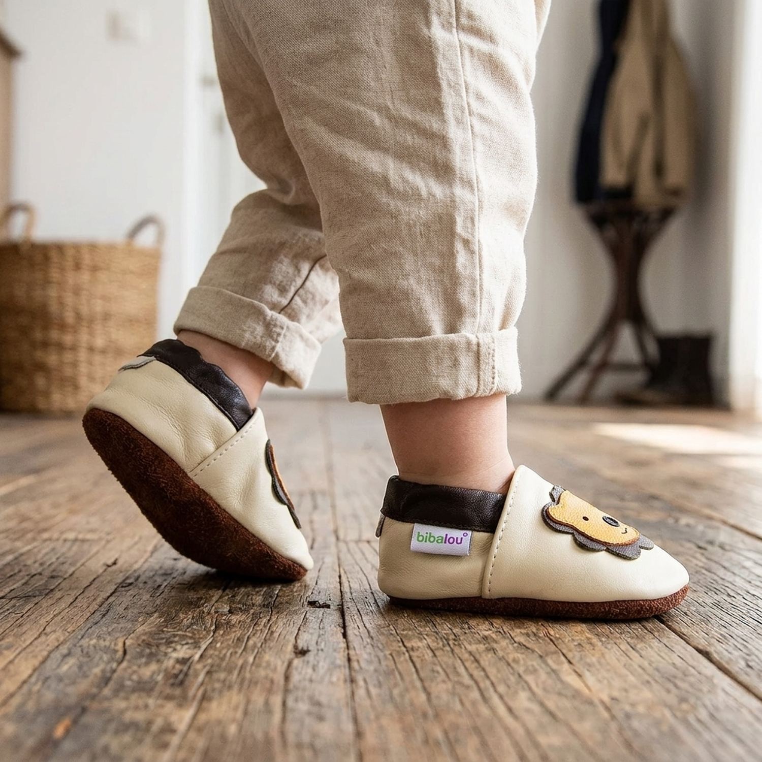 chaussons-bebe-cuir-souple-leon-le-lion-beige-portee-bebe-4