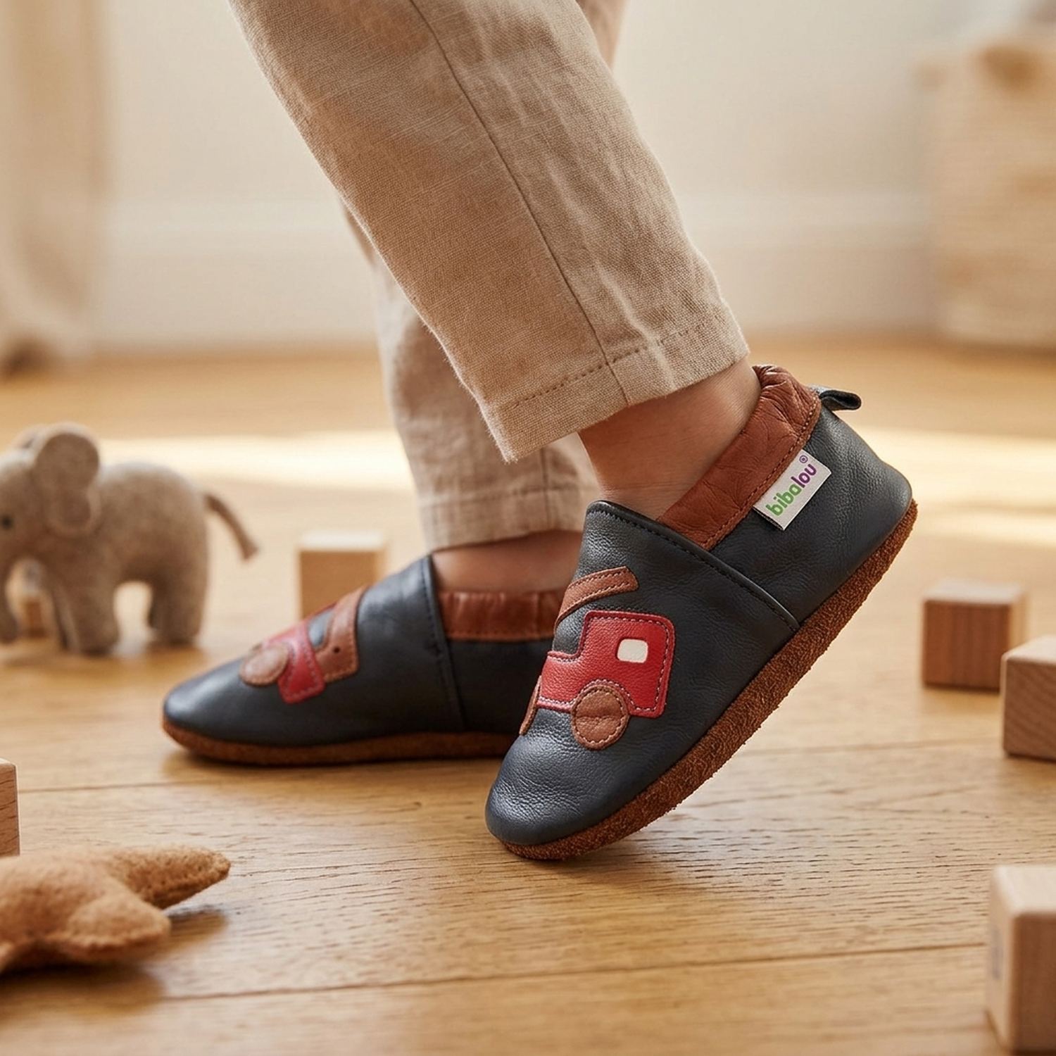 chaussons-bebe-cuir-souple-beau-comme-un-camion-bleu-marine-portee-bebe-2