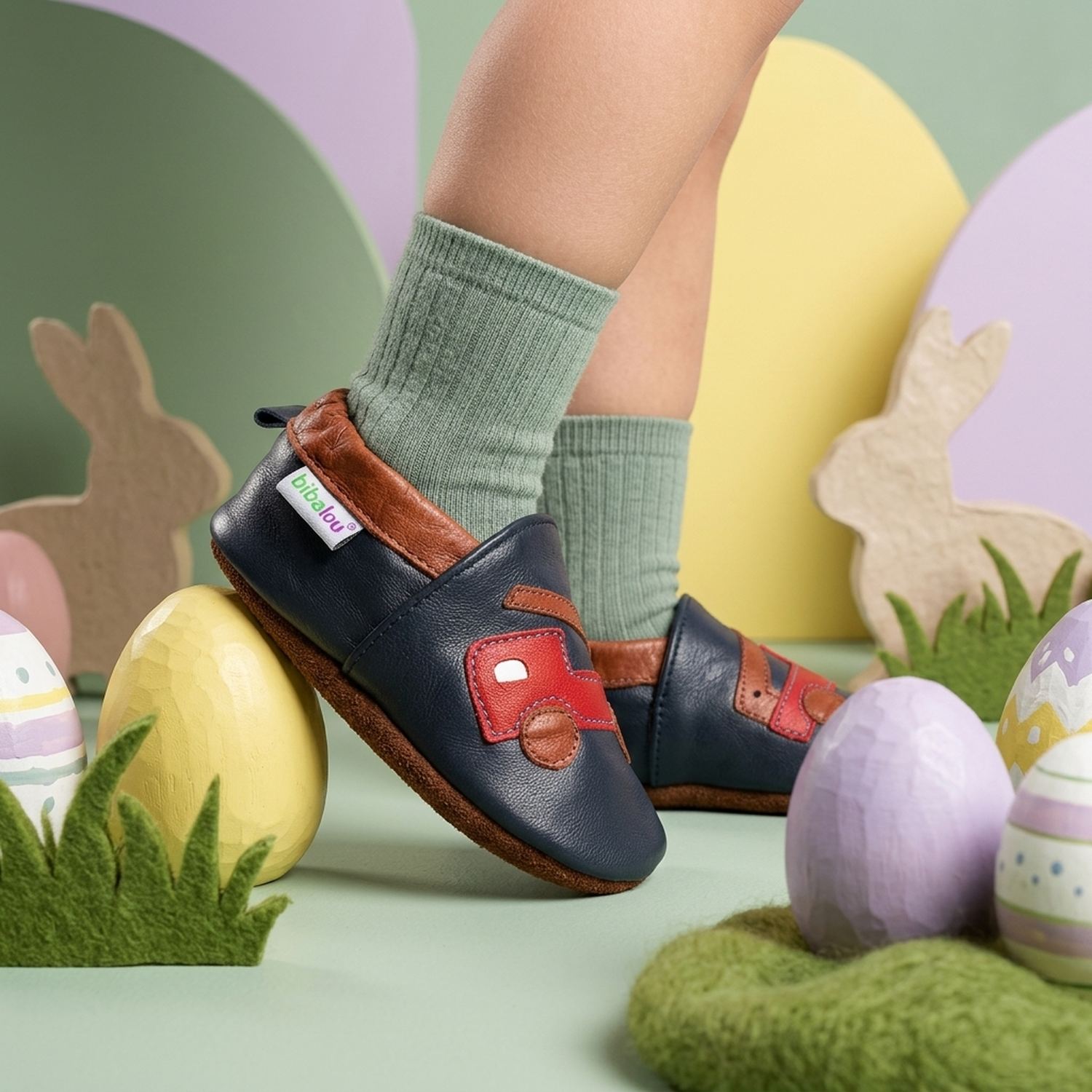 chaussons-bebe-cuir-souple-beau-comme-un-camion-bleu-marine-mise-en-scene-paques-5