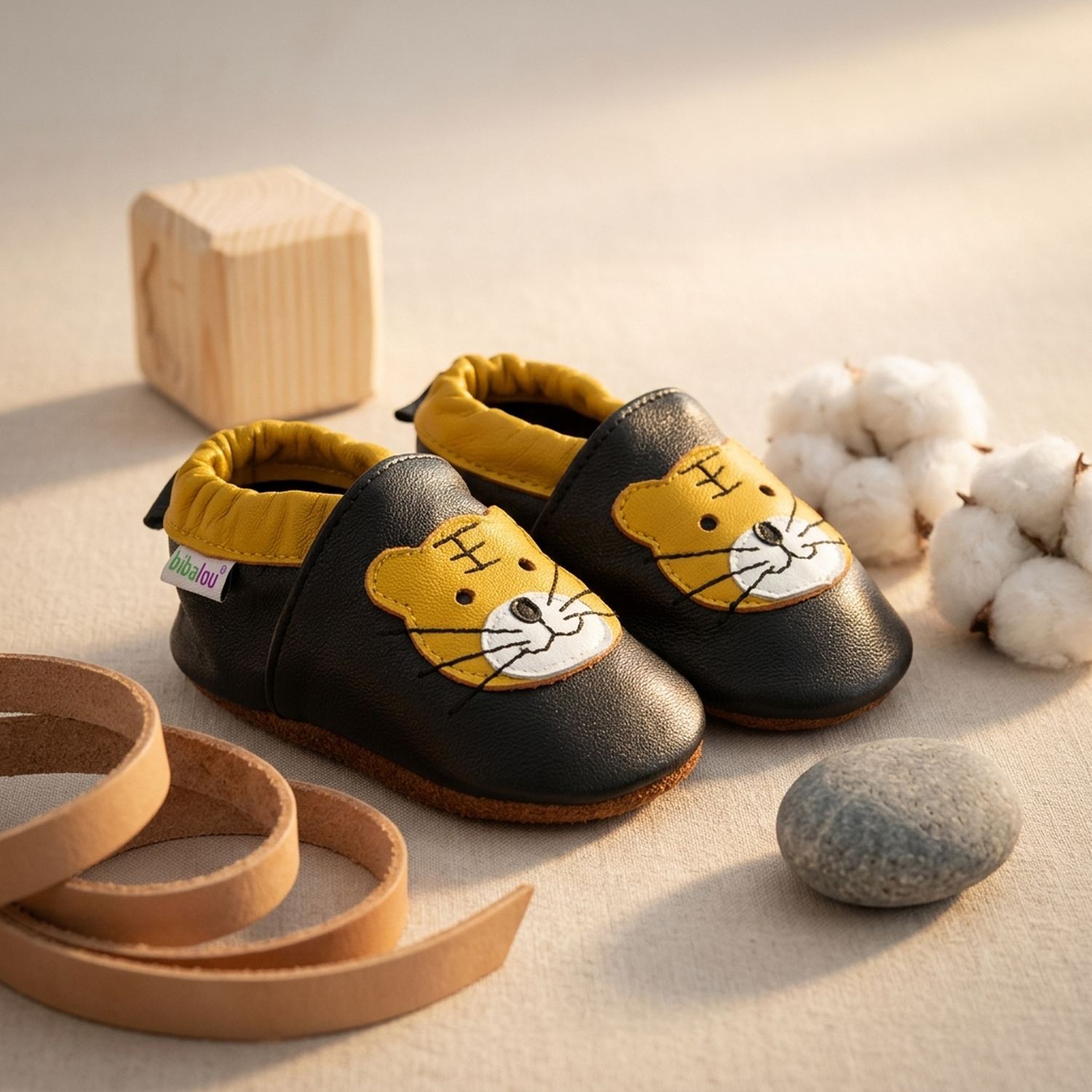 chaussons-bebe-cuir-souple-charly-le-tigre-mise-en-scene-atelier-5