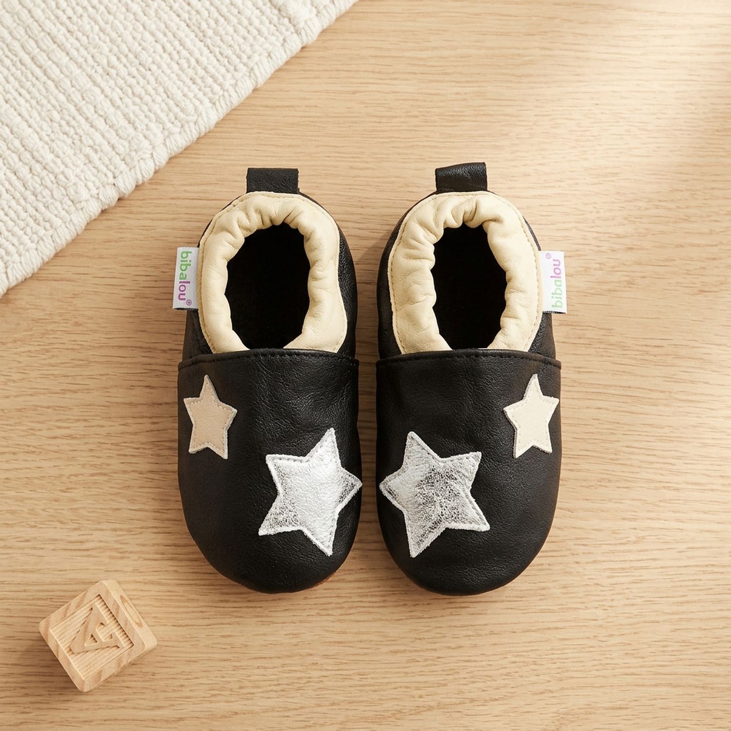 chaussons-bebe-cuir-souple-la-tete-dans-les-etoiles-vue-dessus-2
