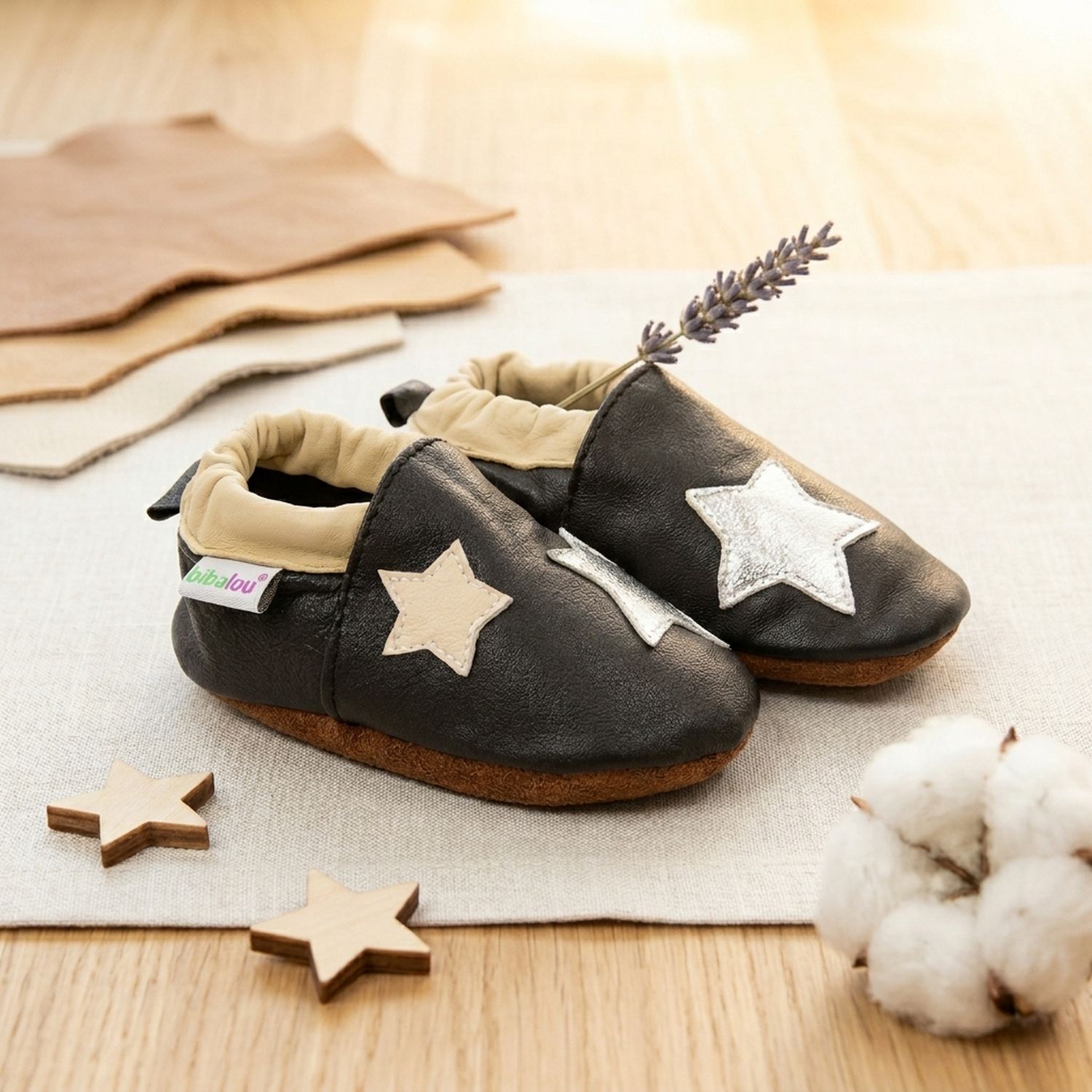 chaussons-bebe-cuir-souple-la-tete-dans-les-etoiles-mise-en-scene-atelier-4