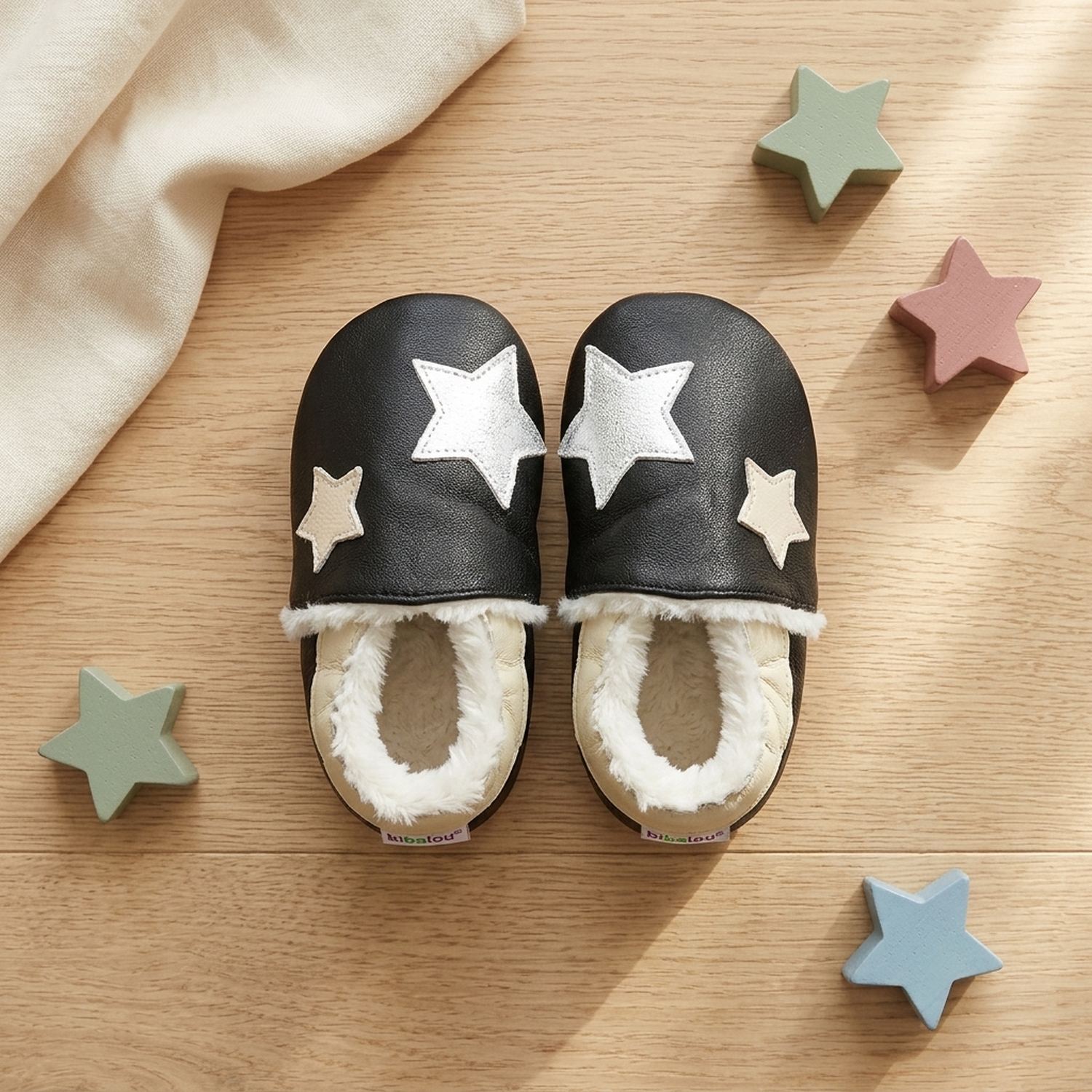chaussons-bebe-cuir-souple-fourres-la-tete-dans-les-etoiles-vue-dessus-2