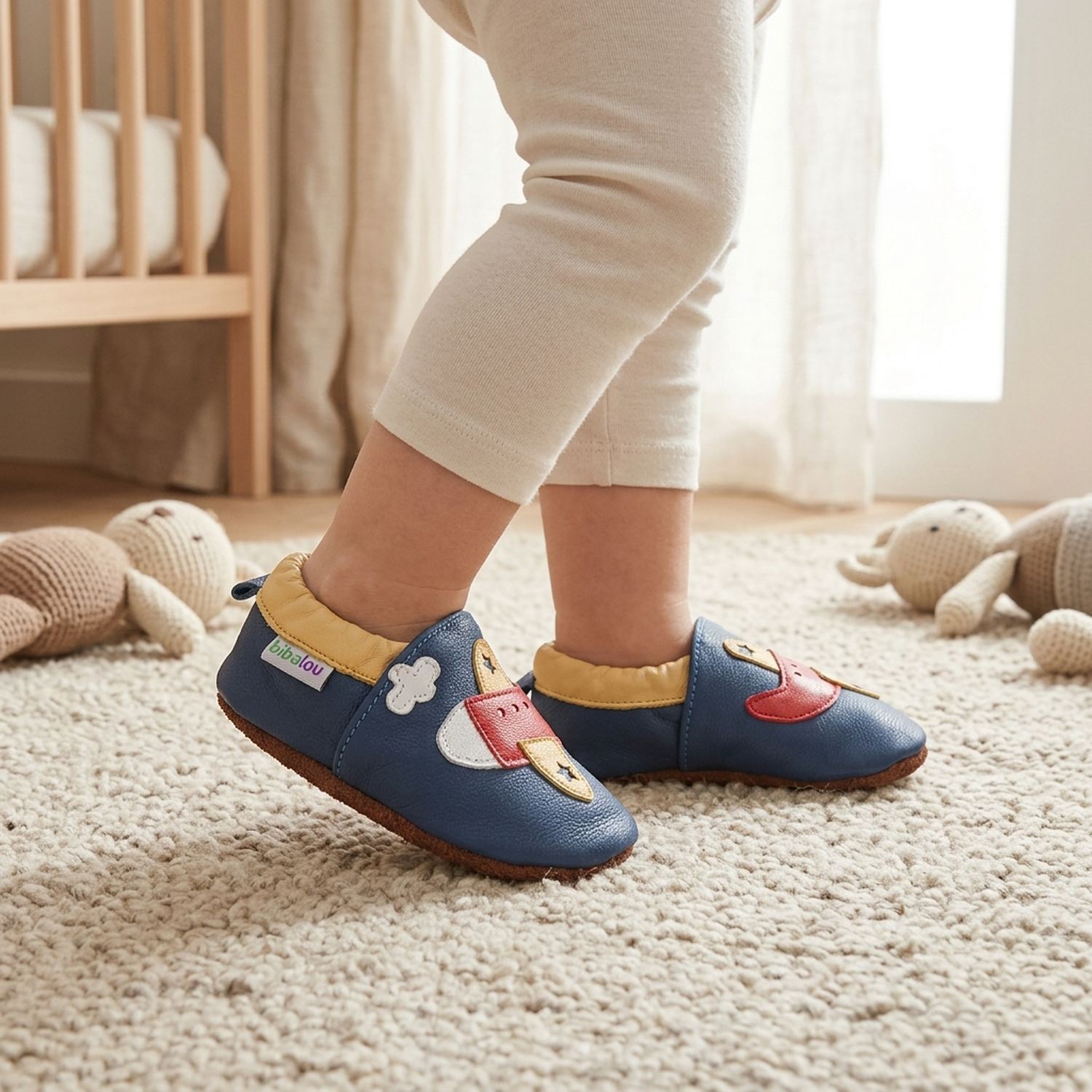chaussons-bebe-cuir-souple-un-avion-a-reaction-portee-bebe-2