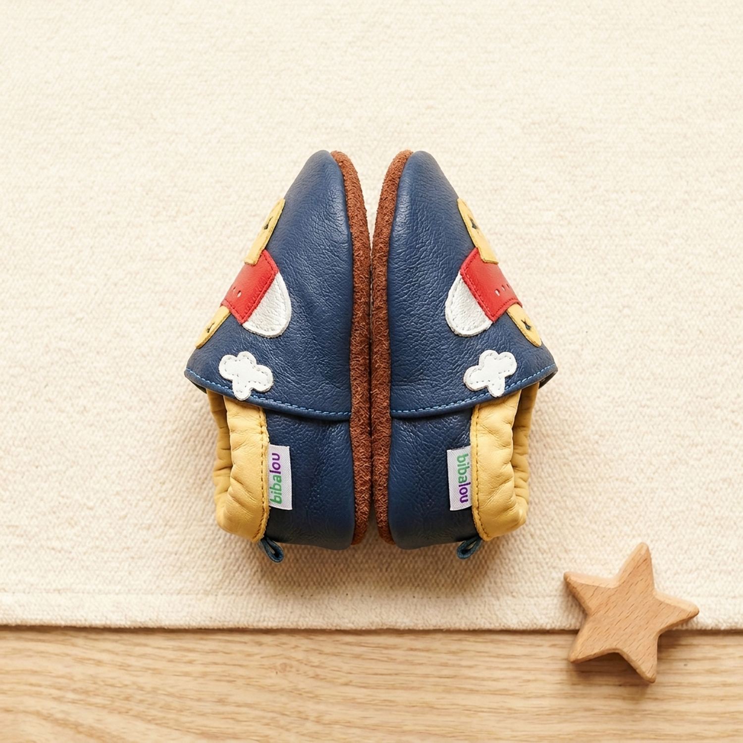 chaussons-bebe-cuir-souple-un-avion-a-reaction-vue-arriere-6