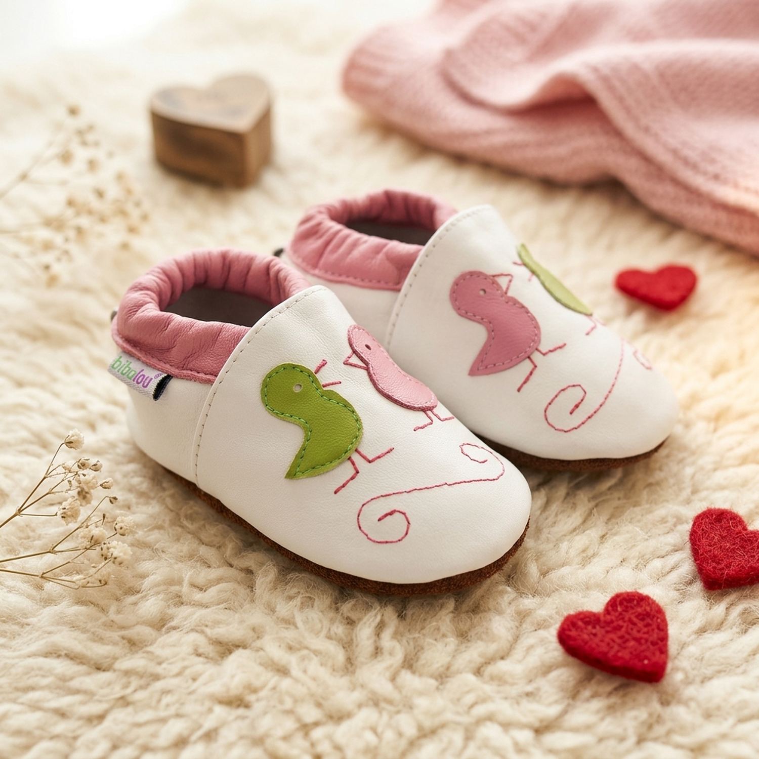 chaussons-bebe-cuir-souple-poussins-coquins-mise-en-scene-coeurs-4