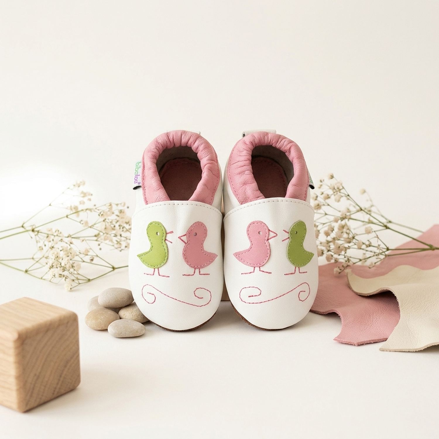 chaussons-bebe-cuir-souple-poussins-coquins-mise-en-scene-atelier-2