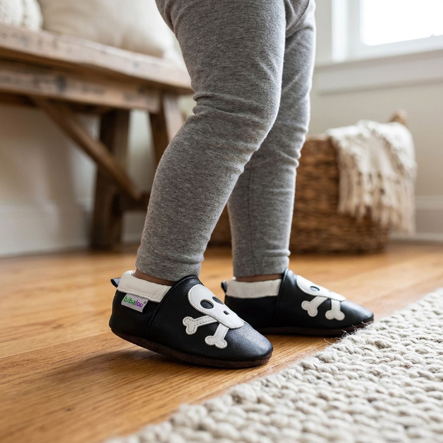 chaussons-bebe-cuir-souple-rock-n-roll-squelette-portee-bebe-3