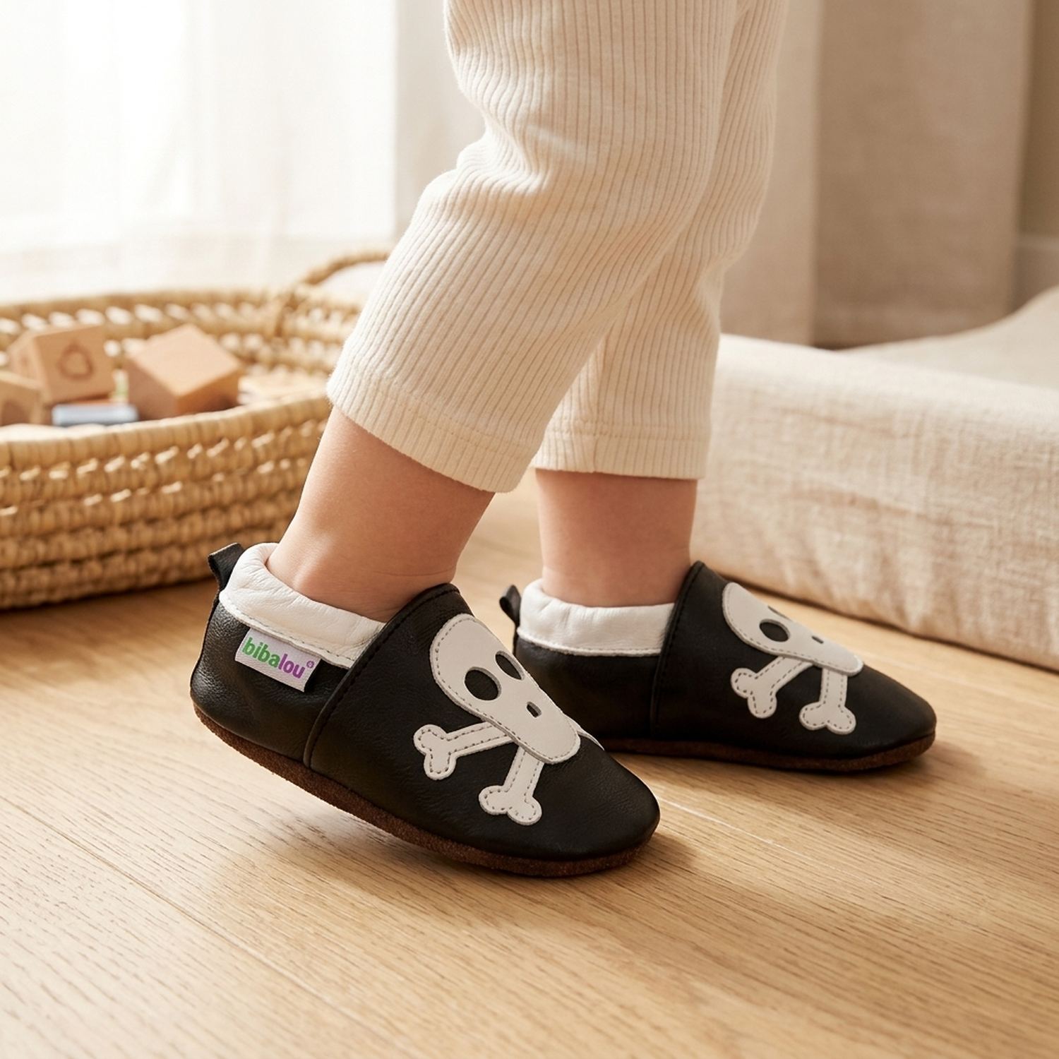 chaussons-bebe-cuir-souple-rock-n-roll-squelette-portee-bebe-6