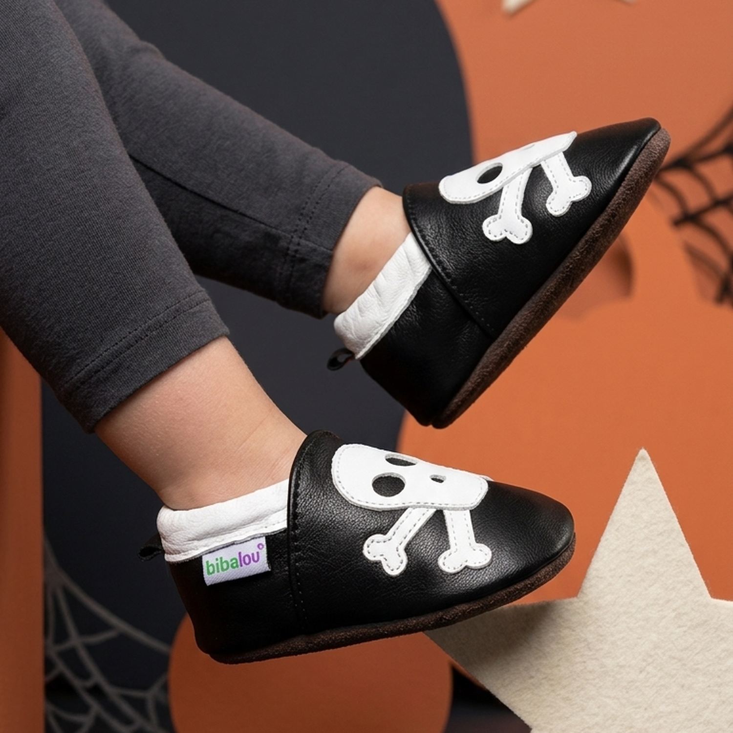 chaussons-bebe-cuir-souple-rock-n-roll-squelette-mise-en-scene-halloween-5