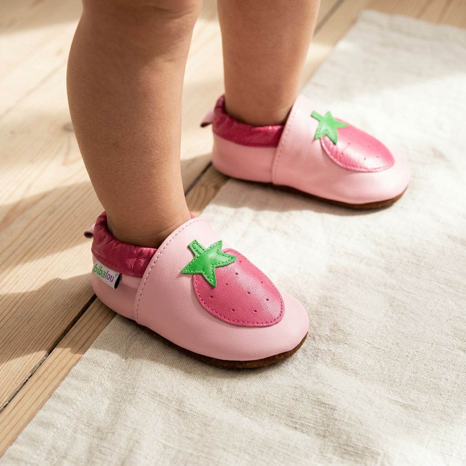 chaussons-bebe-cuir-souple-fraises-gourmandes-portee-bebe-2
