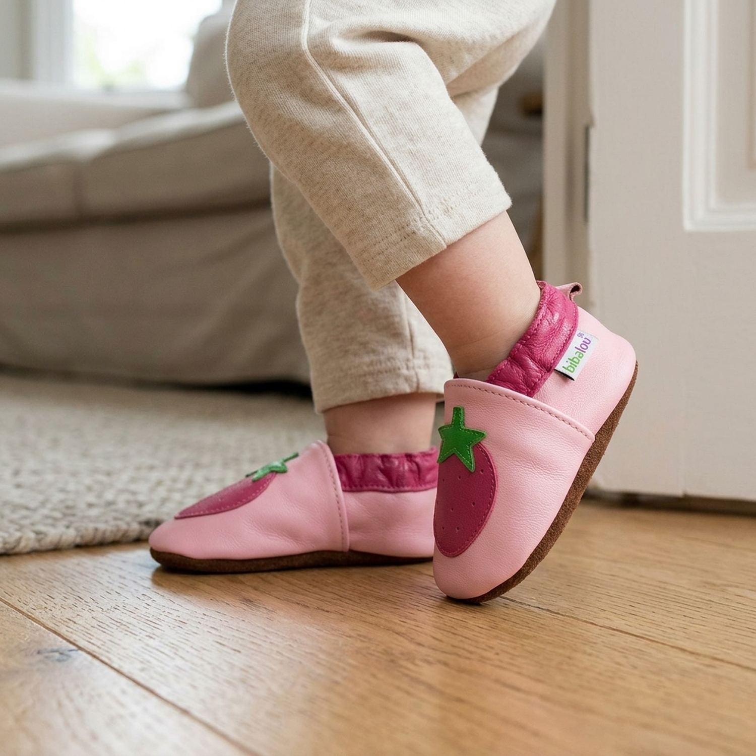 chaussons-bebe-cuir-souple-fraises-gourmandes-portee-bebe-4