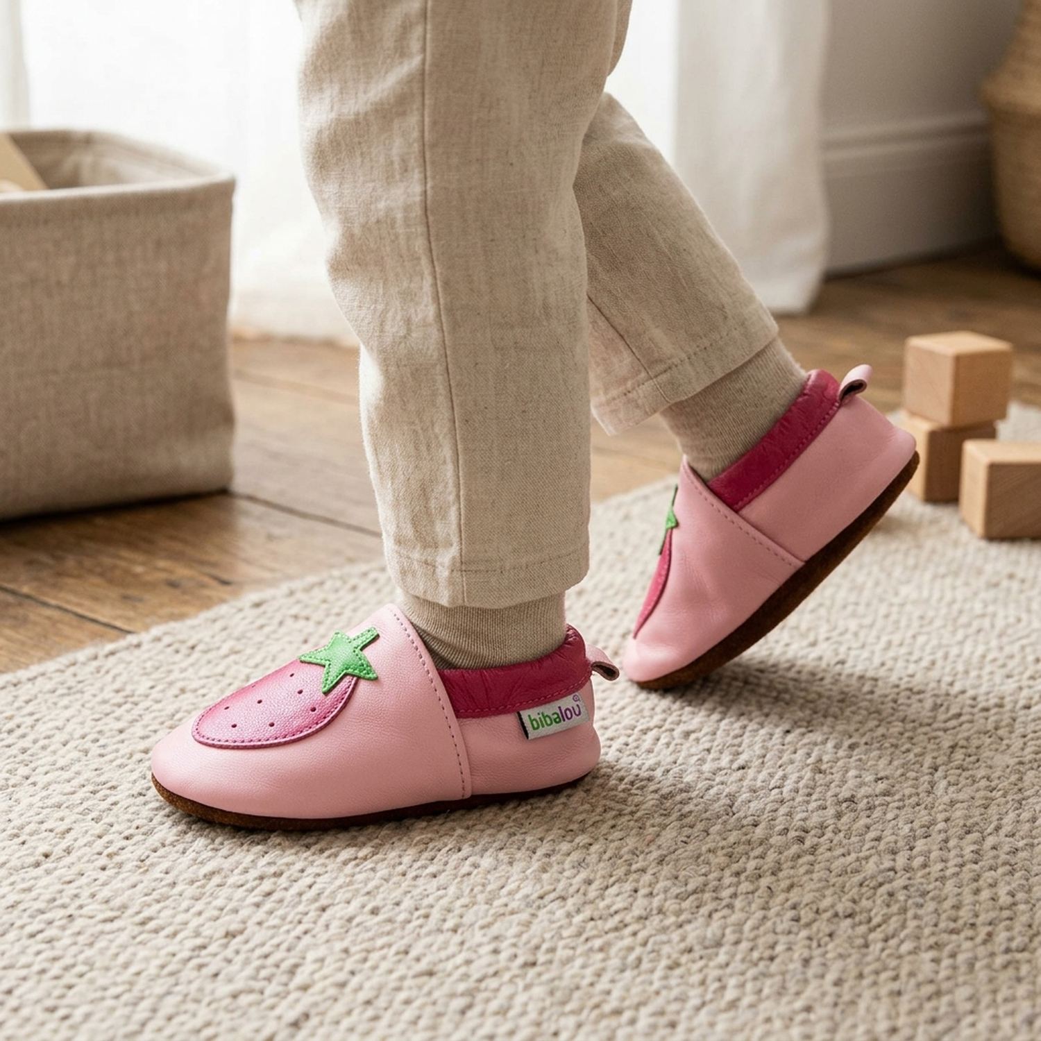 chaussons-bebe-cuir-souple-fraises-gourmandes-portee-bebe-6