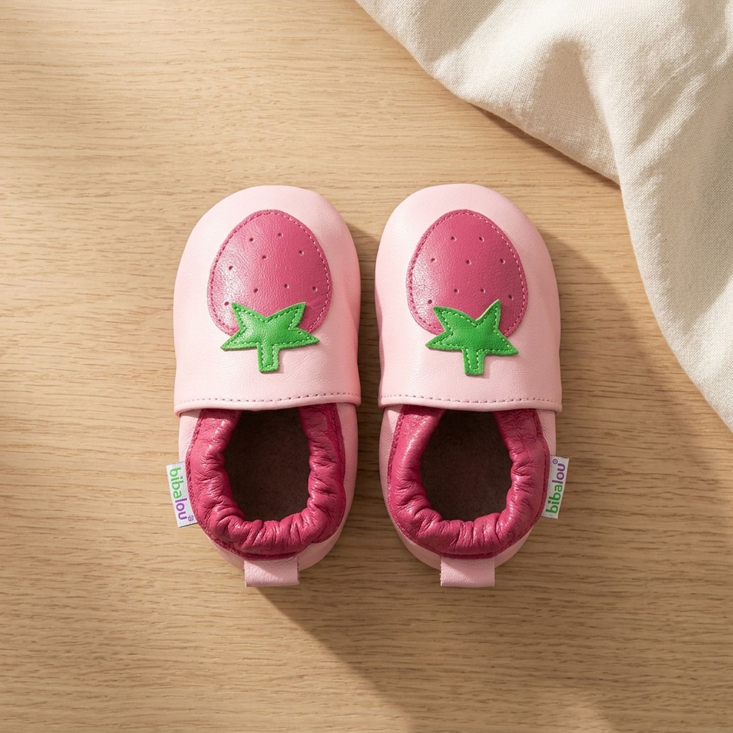 chaussons-bebe-cuir-souple-fraises-gourmandes-vue-dessus-5