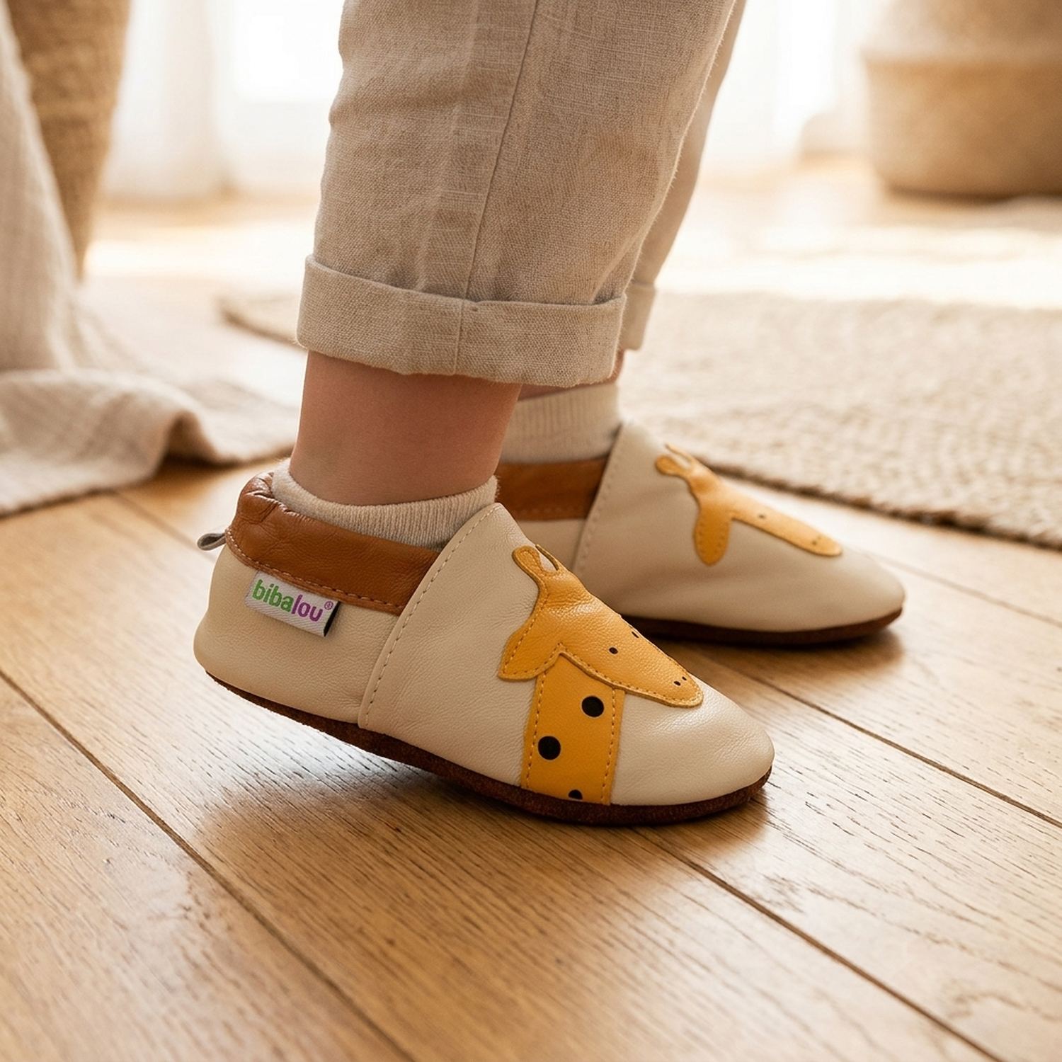 chaussons-bebe-cuir-souple-laly-la-girafe-portee-bebe-6
