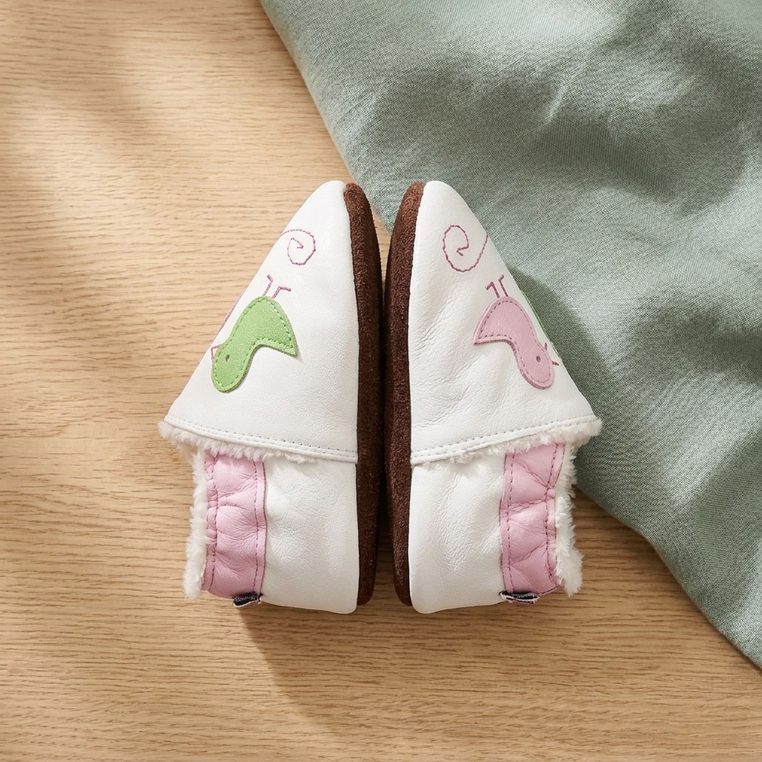chaussons-bebe-cuir-souple-fourres-poussins-coquins-vue-dessus-3
