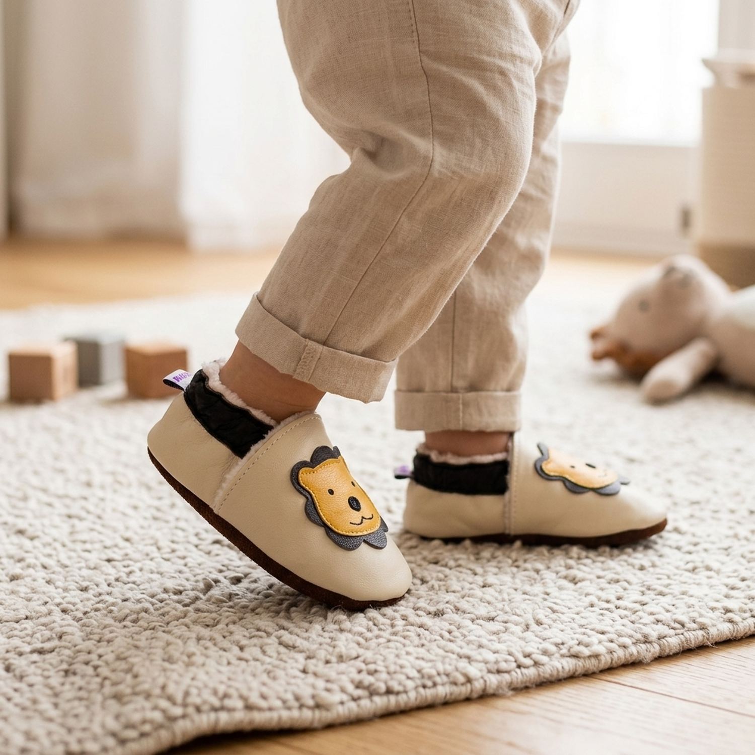 chaussons-bebe-cuir-souple-fourres-leon-le-lion-beige-portee-bebe-3