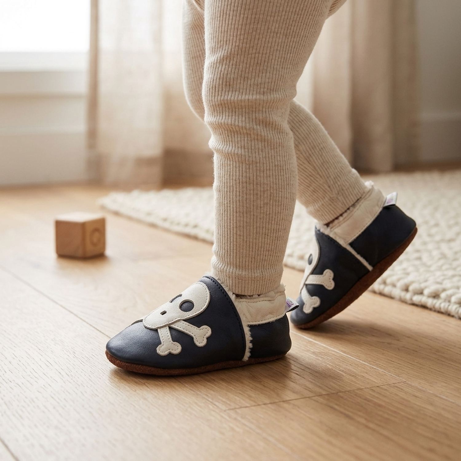 chaussons-bebe-cuir-souple-fourres-rock-n-roll-squelette-portee-bebe-2