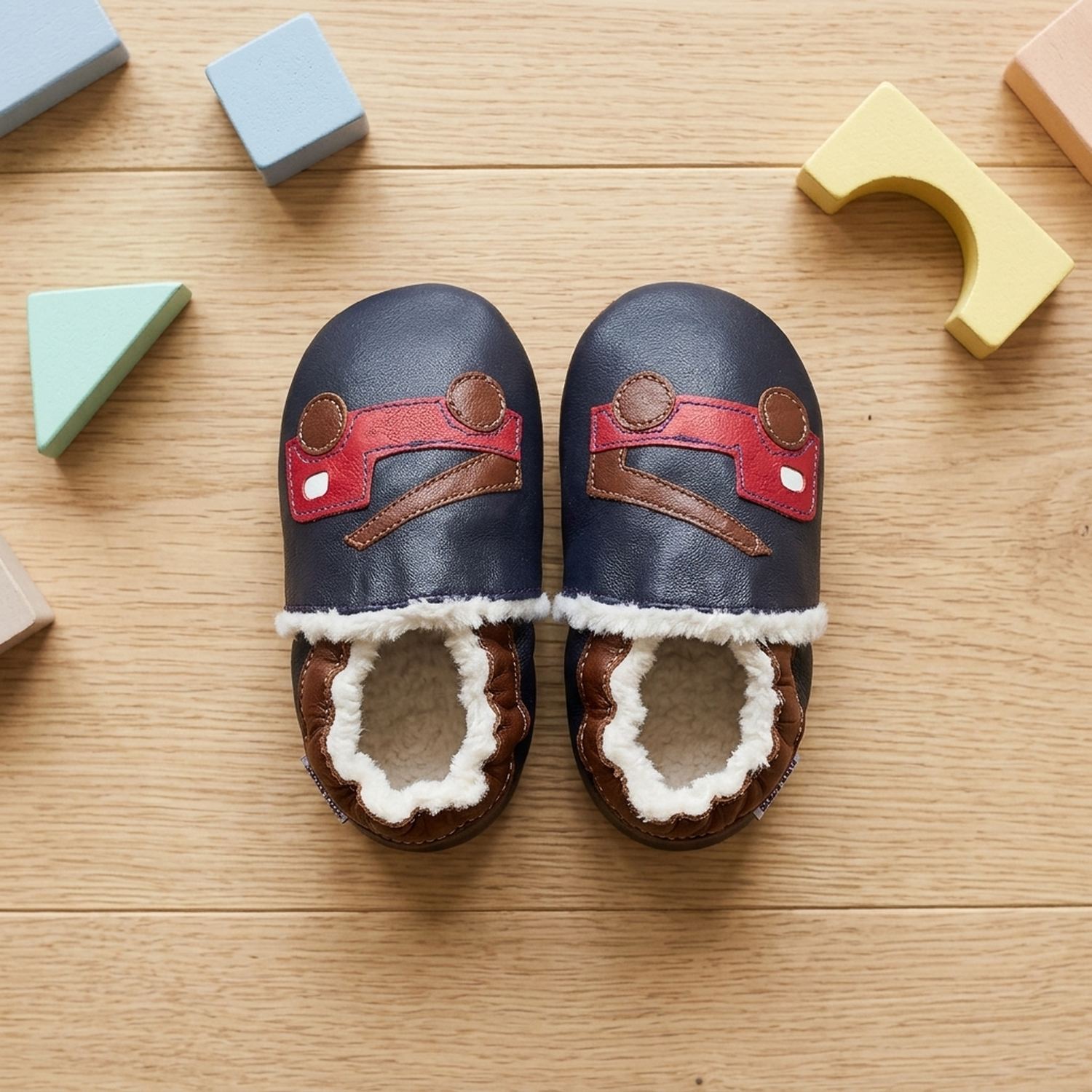chaussons-bebe-cuir-souple-fourres-beau-comme-un-camion-vue-dessus-2