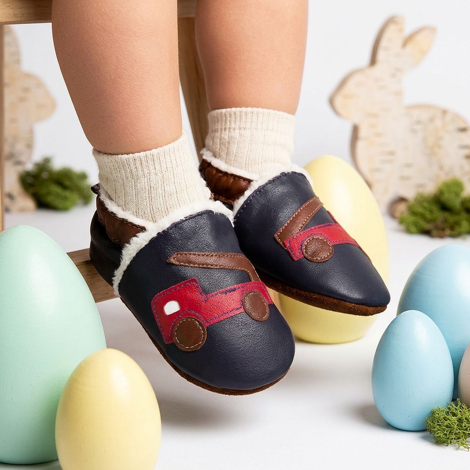 chaussons-bebe-cuir-souple-fourres-beau-comme-un-camion-portee-bebe-4