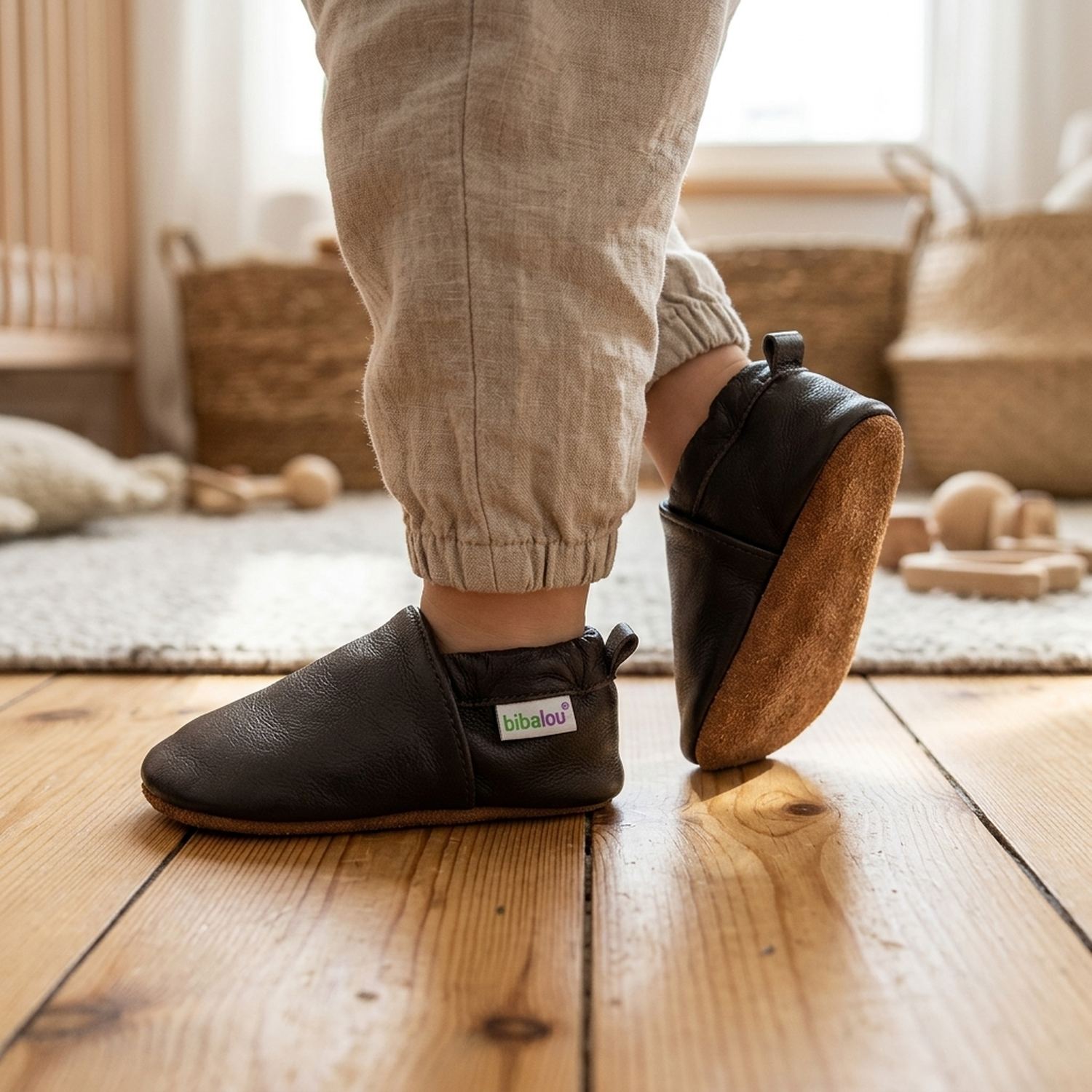 chaussons-bebe-cuir-souple-unis-brun-cachou-portee-bebe-3