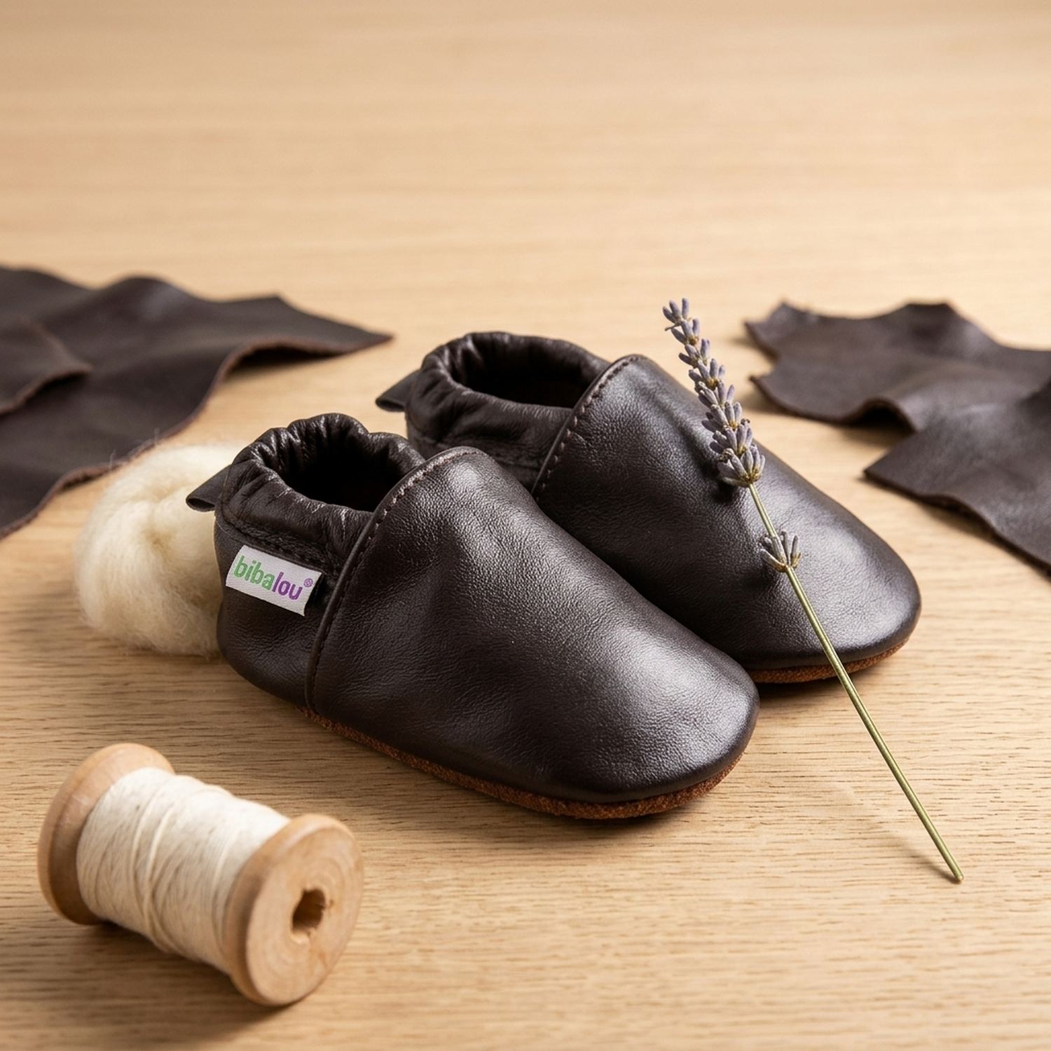 chaussons-bebe-cuir-souple-unis-brun-cachou-mise-en-scene-atelier-4