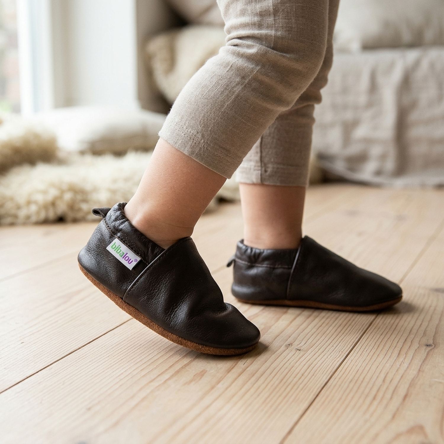 chaussons-bebe-cuir-souple-unis-brun-cachou-portee-bebe-6