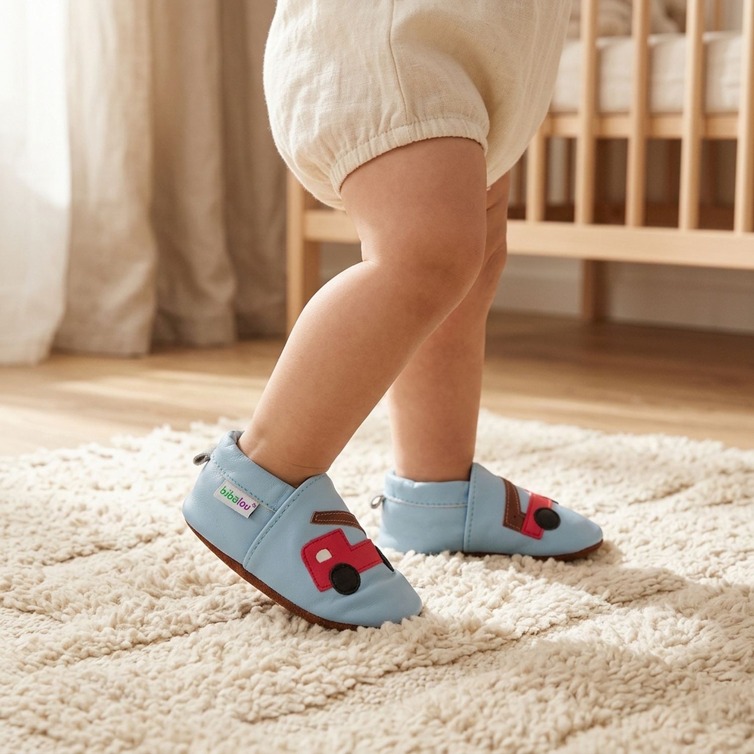 chaussons-bebe-cuir-souple-beau-comme-un-camion-bleu-ciel-portee-bebe-2