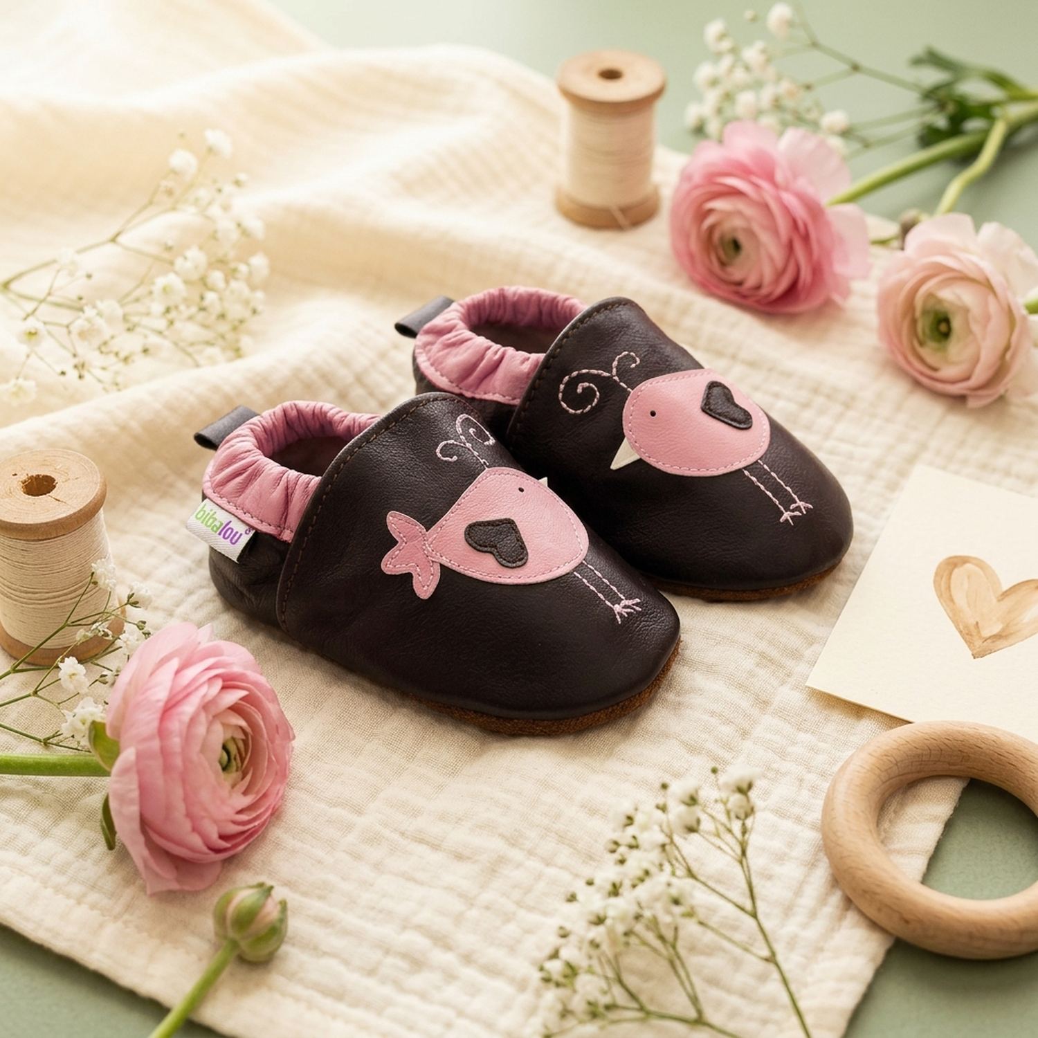 chaussons-bebe-cuir-souple-nid-d-amour-mise-en-scene-fleurs-5