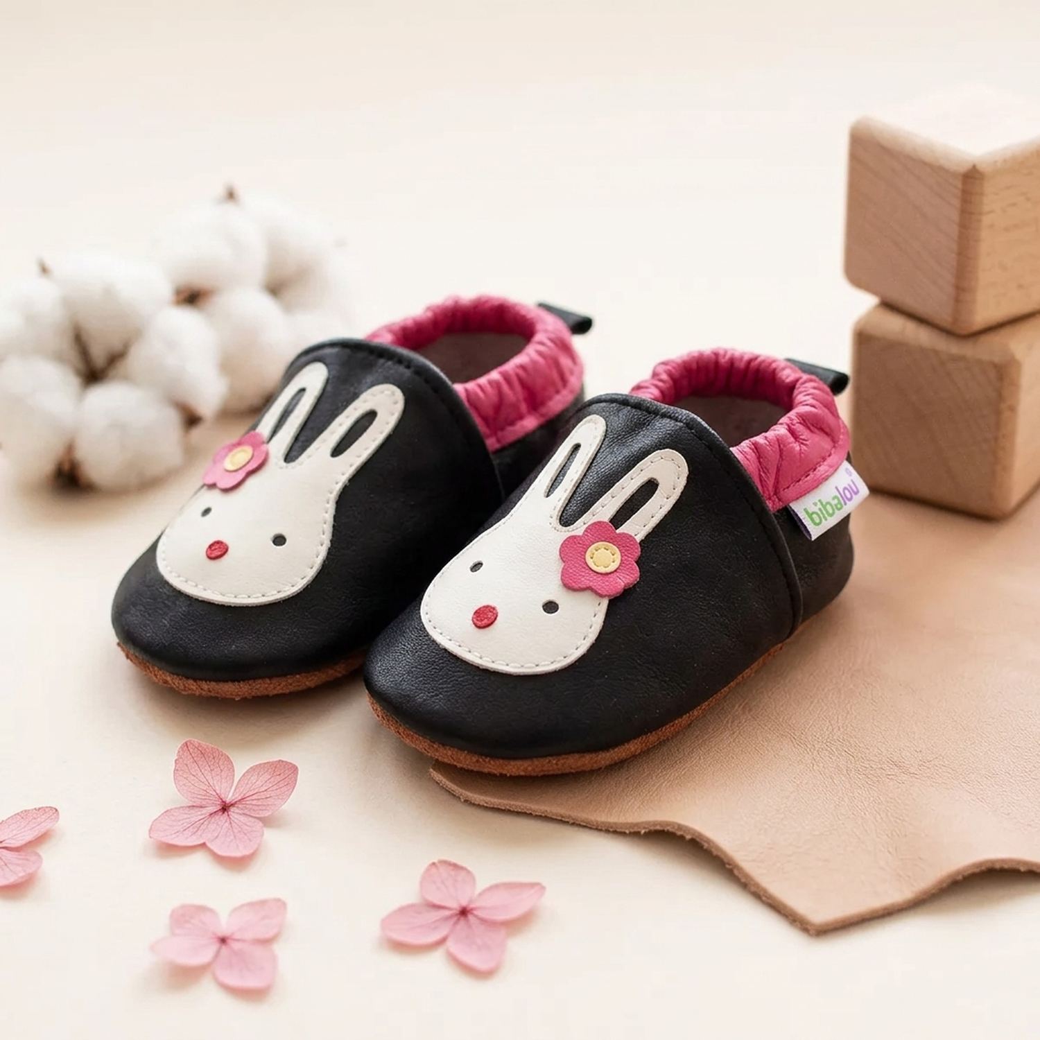 chaussons-bebe-cuir-souple-lapin-coquin-mise-en-scene-fleurs-3