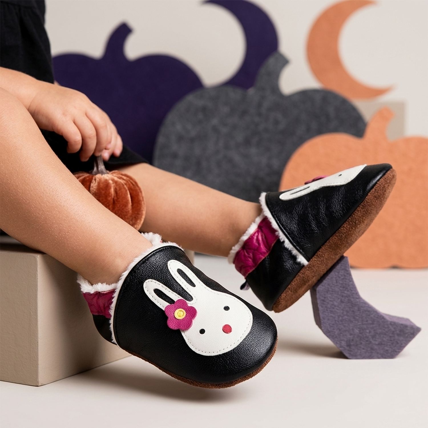 chaussons-bebe-cuir-souple-fourres-lapin-coquin-mise-en-scene-halloween-6