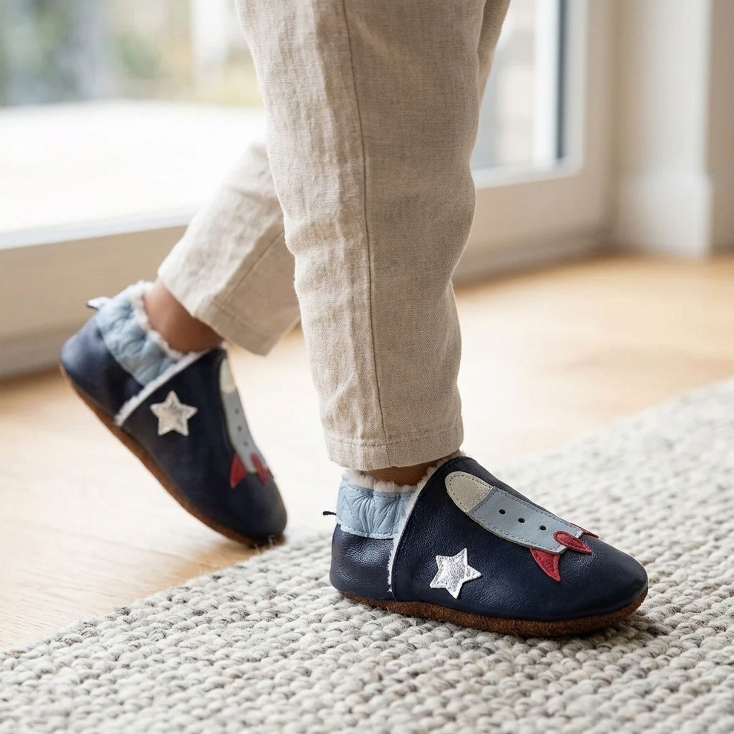 chaussons-bebe-cuir-souple-fourres-fusee-spatiale-portee-bebe-6
