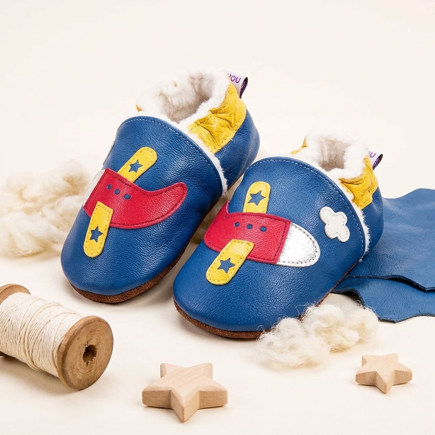 chaussons-bebe-cuir-souple-fourres-un-avion-a-reaction-mise-en-scene-atelier-2