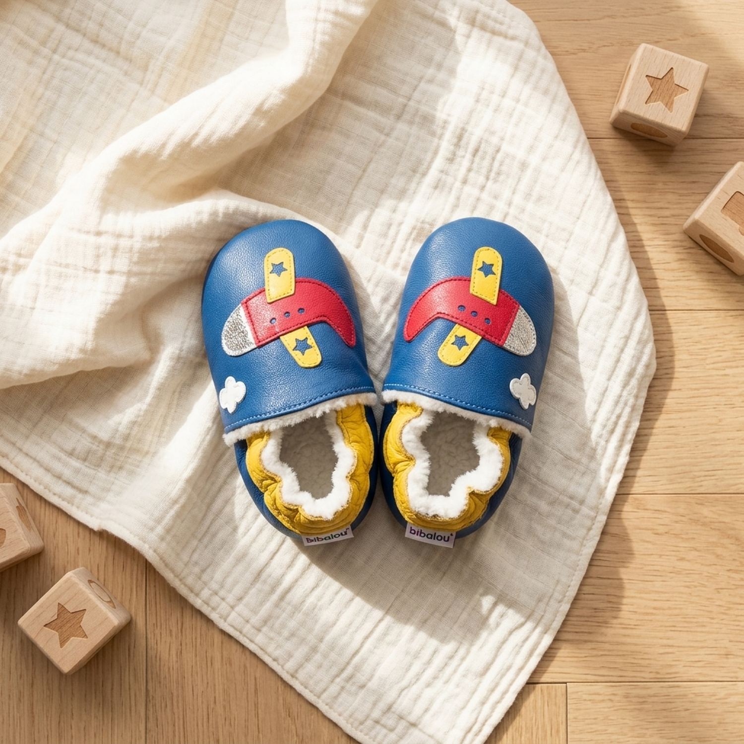 chaussons-bebe-cuir-souple-fourres-un-avion-a-reaction-vue-dessus-5
